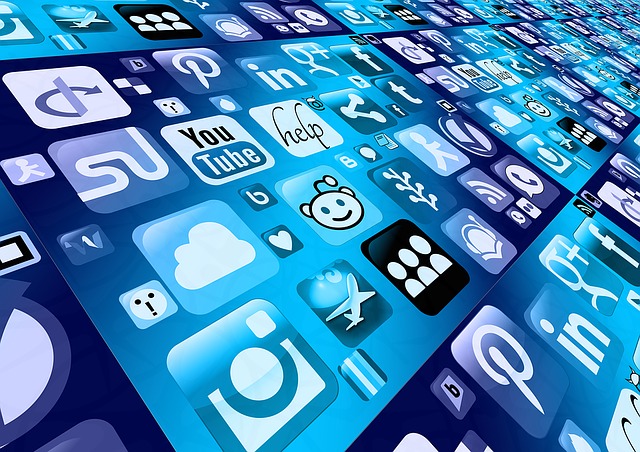 Smart aplikácie, sociálne siete, modré pozadie.jpg