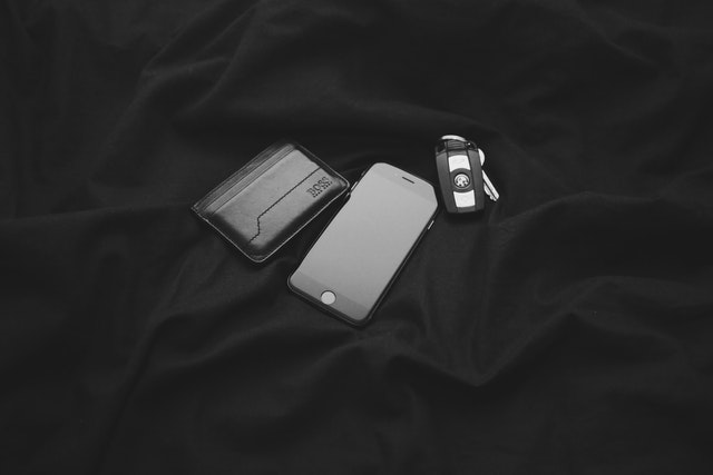 Čierna peňaženka mobil a kľúče od auta