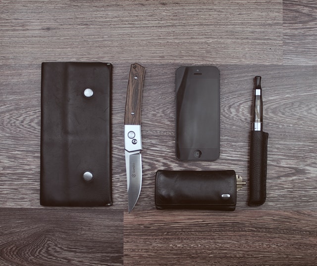 Peňaženka, nôž, mobil a elektronická cigareta